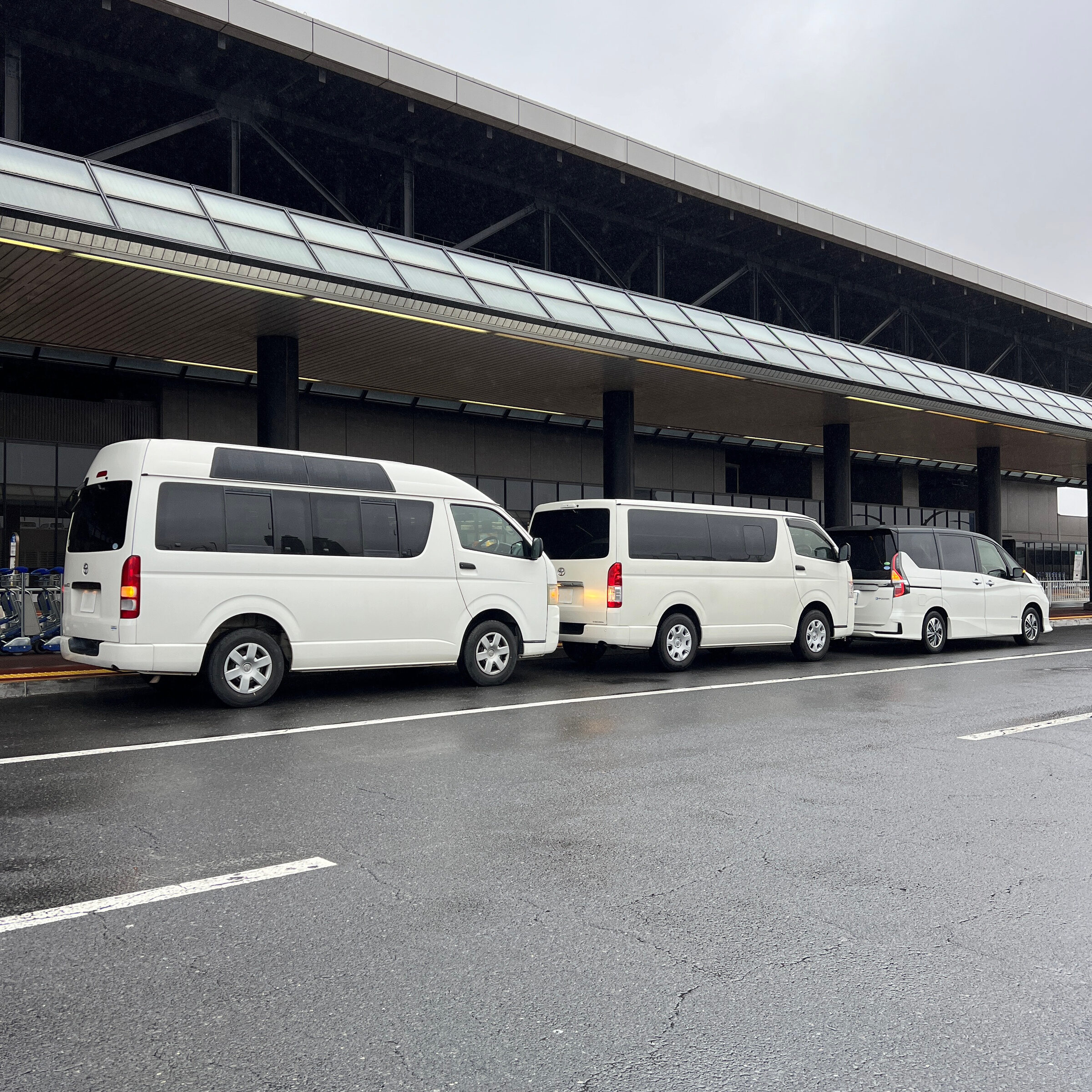 HIKARINOHOUSE 公司車隊於機場航廈前