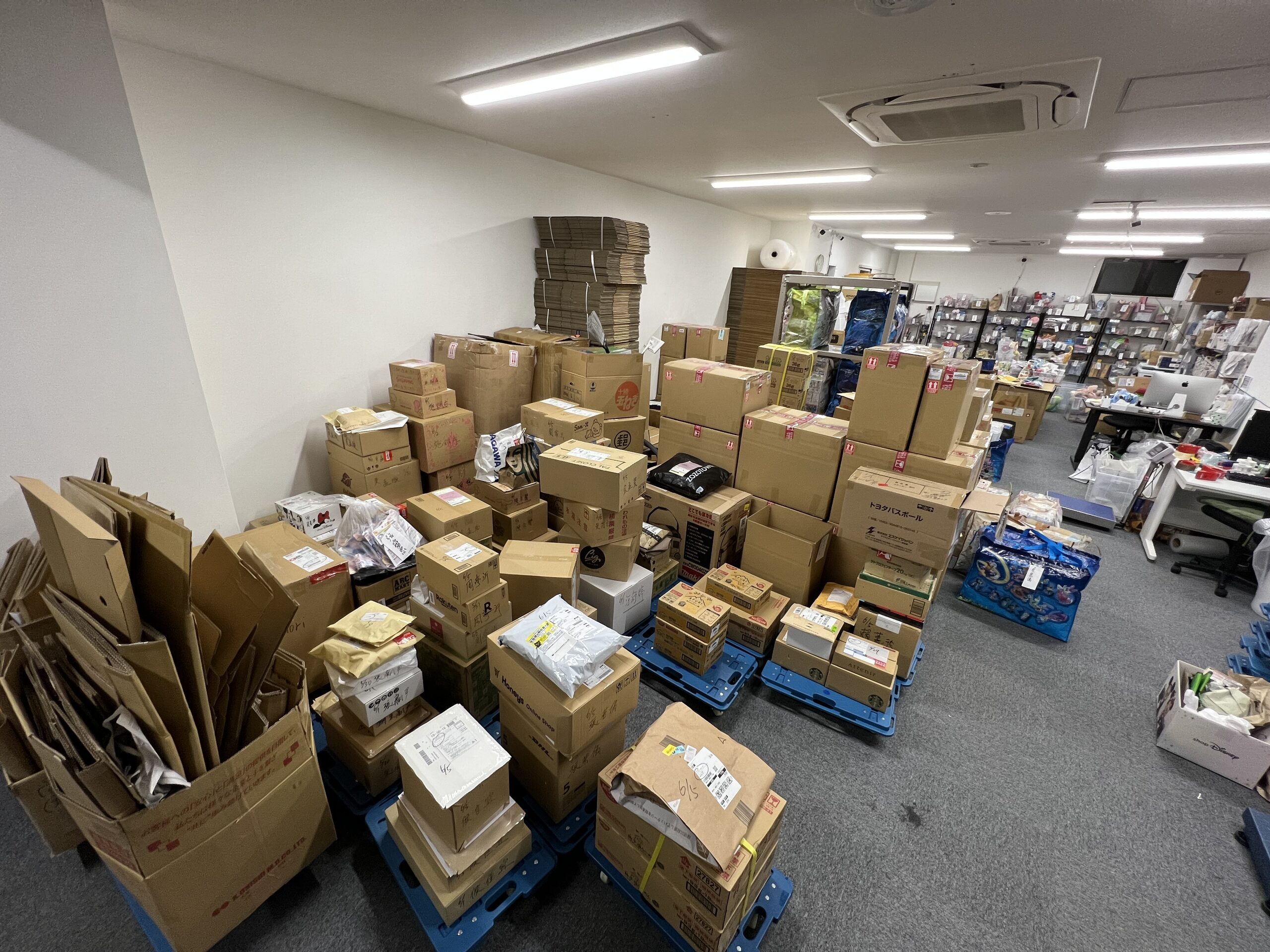集運倉內待合併的客戶包裹，逐件點收、編號後上板管理