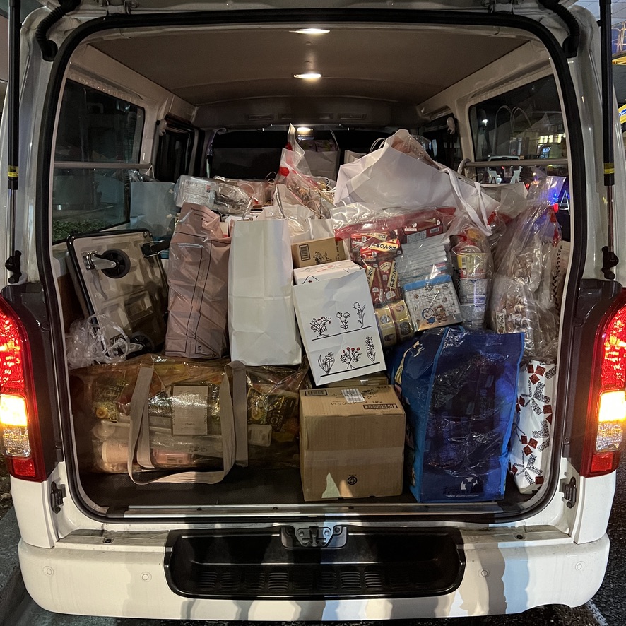 到府收件：收滿整車的客戶購物袋與包裹