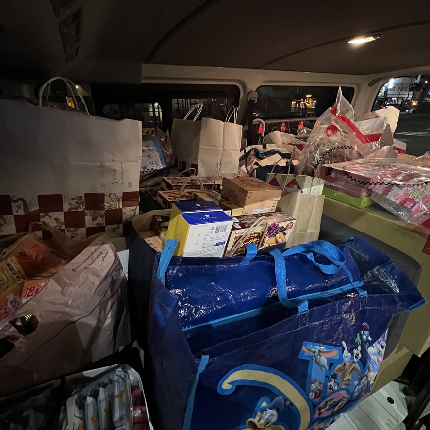 到府收件：車內堆滿收取的商品